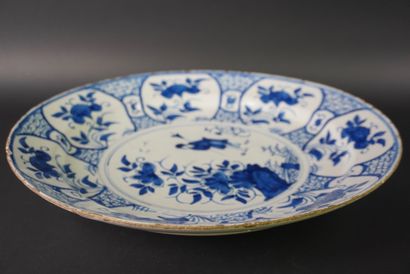 DELFT. Faïence XVIIIe. Grand plat en faïence...