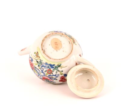 CHINE. XVIIIe. Porcelaine. Petite théière...