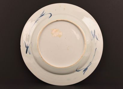 CHINE. XVIIIe. Assiette bleu blanc.
Diam...