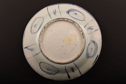 CHINE. XVIIIe. Plat en porcelaine Kraak bleu...
