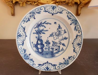 DELFT. Inv 26016-15. 
Grande assiette avec...
