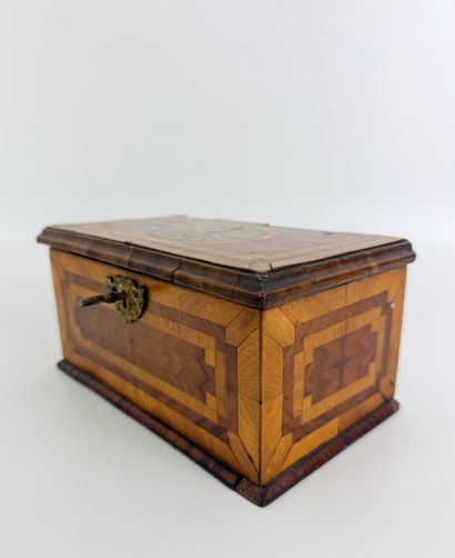 Tea box Inv: 26016-44.
Marquetry chest. 
Late...