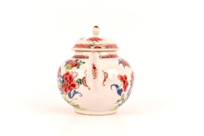 CHINE. XVIIIe. Porcelaine. Petite théière...