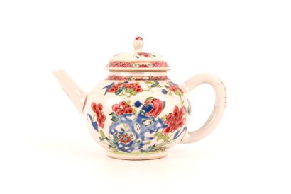 CHINE. XVIIIe. Porcelaine. Petite théière...