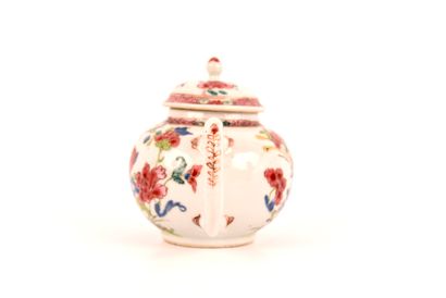 CHINE. XVIIIe. Porcelaine. Petite théière...