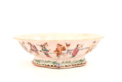 CHINE. XVIIe-XIXe. Bol ou coupe violonnée...