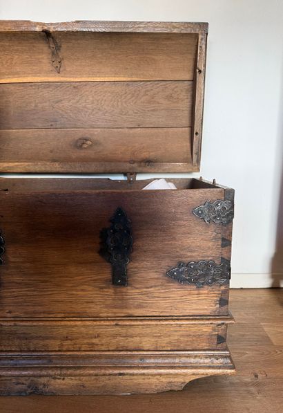 Germany. Oak chest or trunk, late 18th -...