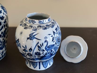 DELFT. 2 vases couverts. Inv 26016-10.
Epoque...