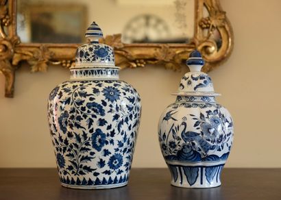 DELFT. 2 vases couverts. Inv 26016-10.
Epoque...