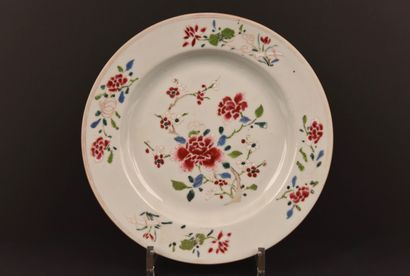 CHINE. XVIIIe. Assiette famille rose. Décors...