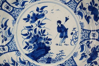 DELFT. Faïence XVIIIe. Grand plat en faïence...