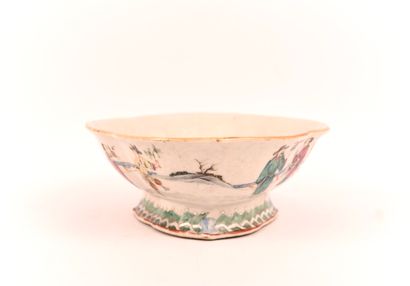 CHINE. XVIIe-XIXe. Bol ou coupe violonnée...