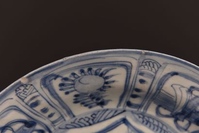 CHINE. XVIIIe. Plat en porcelaine Kraak bleu...