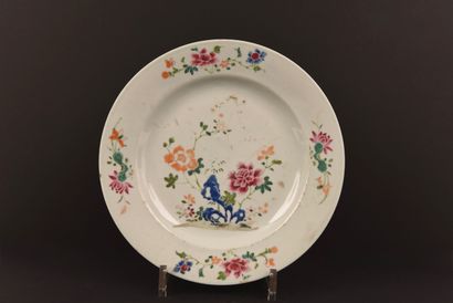CHINE. XVIIIe. Assiette famille rose. Décors...