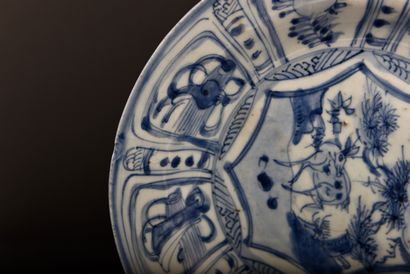 CHINE. XVIIIe. Plat en porcelaine Kraak bleu...