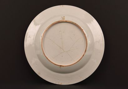 CHINE. XVIIIe. Assiette famille rose. Décors...