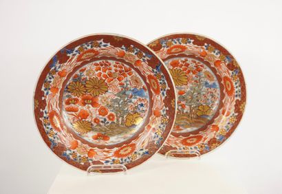 CHINE. XVIIIe. Paire d'assiettes, décors...