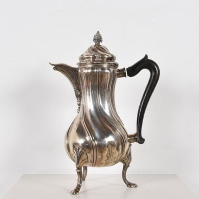 ARGENT. Cafetière tripode. N°inv:26021.
Cafetière...