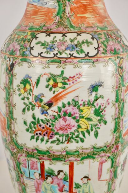 CHINE. Grand vase Famille Rose. Période Daoguang,...