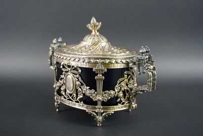 ARGENT. Bonbonnière en argent, Vers 1880....