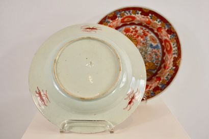 CHINE. XVIIIe. Paire d'assiettes, décors...