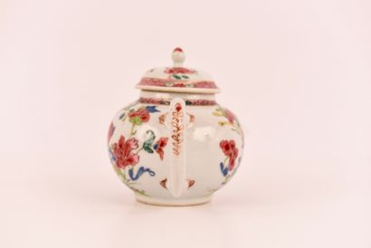 CHINE. XVIIIe. Porcelaine. Petite théière...