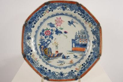 CHINE. XVIIIe. Assiette octogonale. 
Décors...