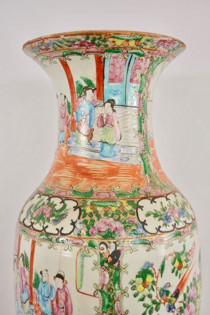 CHINE. Grand vase Famille Rose. Période Daoguang,...