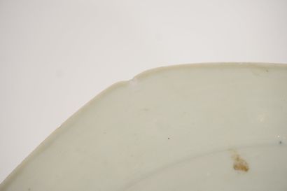 CHINE. XVIIIe. Assiette octogonale. 
Décors...