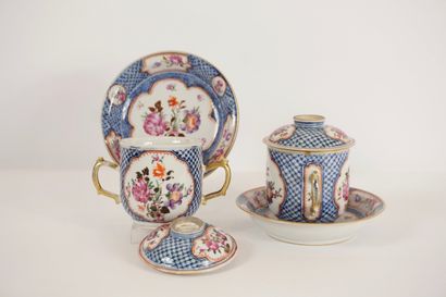 Paire de tasses couvertes et leurs sous-tasses....