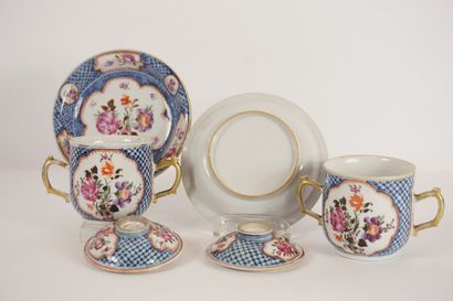 Paire de tasses couvertes et leurs sous-tasses....