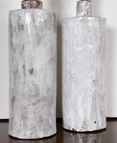 Paire de lampes en céramique engobe. 
Blanc...
