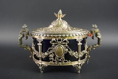 ARGENT. Bonbonnière en argent, Vers 1880....