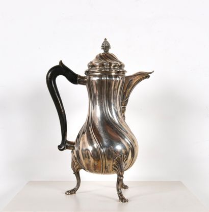 ARGENT. Cafetière tripode. N°inv:26021.
Cafetière...