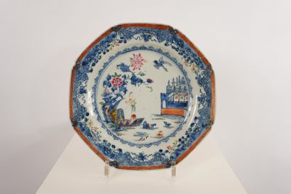 CHINE. XVIIIe. Assiette octogonale. 
Décors...