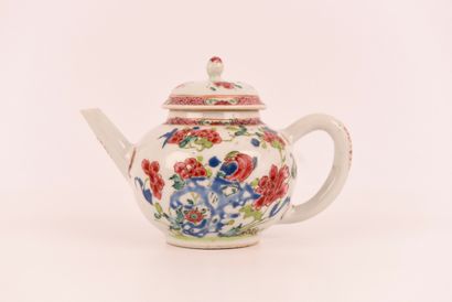 CHINE. XVIIIe. Porcelaine. Petite théière...
