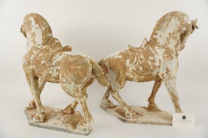 Chine. 2 grands chevaux en terre cuite.
Dimensions...