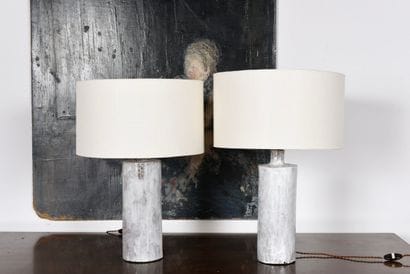 Paire de lampes en céramique engobe. 
Blanc...