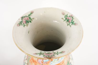 CHINE. Grand vase Famille Rose. Période Daoguang,...