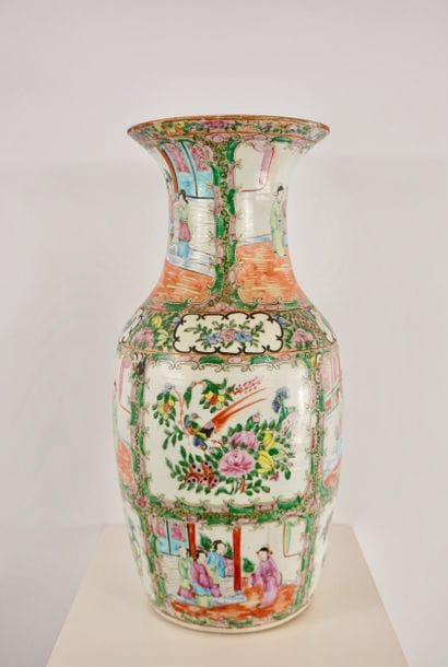 CHINE. Grand vase Famille Rose. Période Daoguang,...