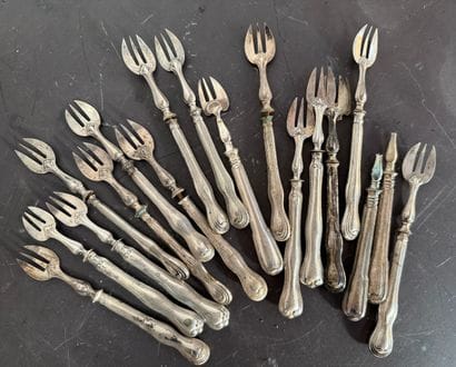 SILVER. Set of 16 silver oyster forks. N°26016-66.
Circa...