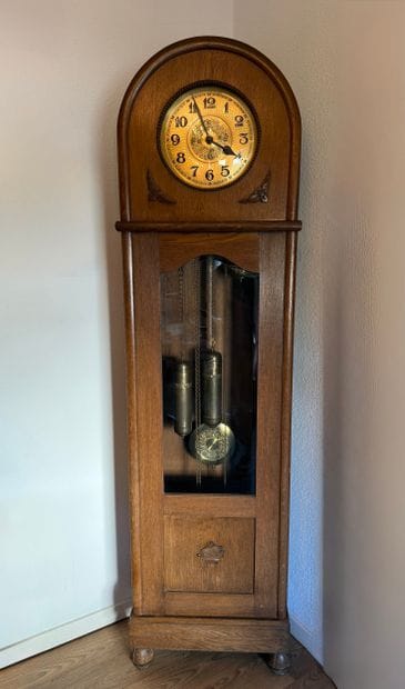 Art-Déco. Oak parquet clock. 
Dimensions...