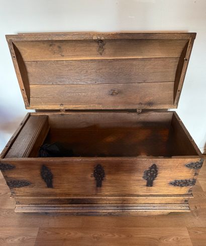 Germany. Oak chest or trunk, late 18th -...