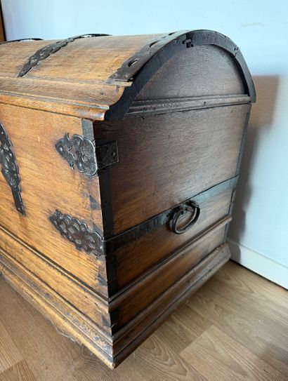 Germany. Oak chest or trunk, late 18th -...