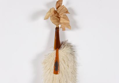 Large white ostrich feather fan. N°inv24018-65....
