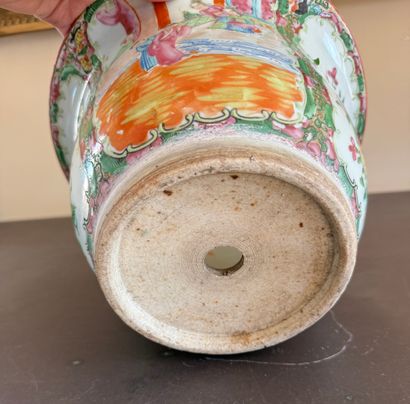 CHINA. Planter or pot cover. Inv 26016-19.
Porcelain...