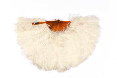 Large white ostrich feather fan. N°inv24018-65....