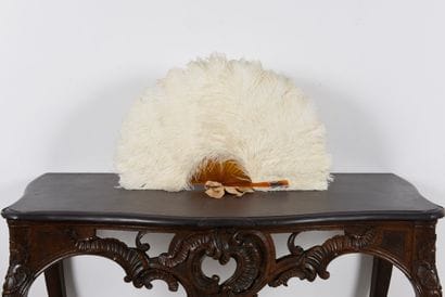 Large white ostrich feather fan. N°inv24018-65....