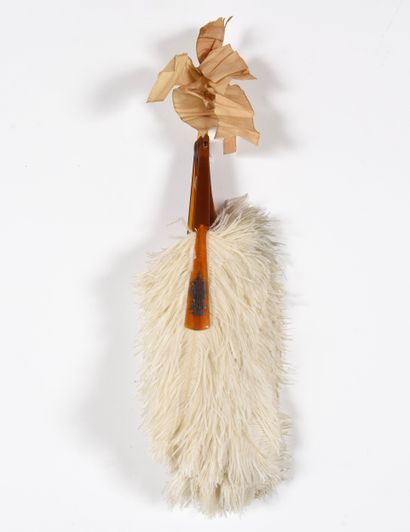 Large white ostrich feather fan. N°inv24018-65....