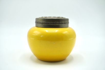 FLOWER SPADE 031. Maestricht ceramic. Yellow...